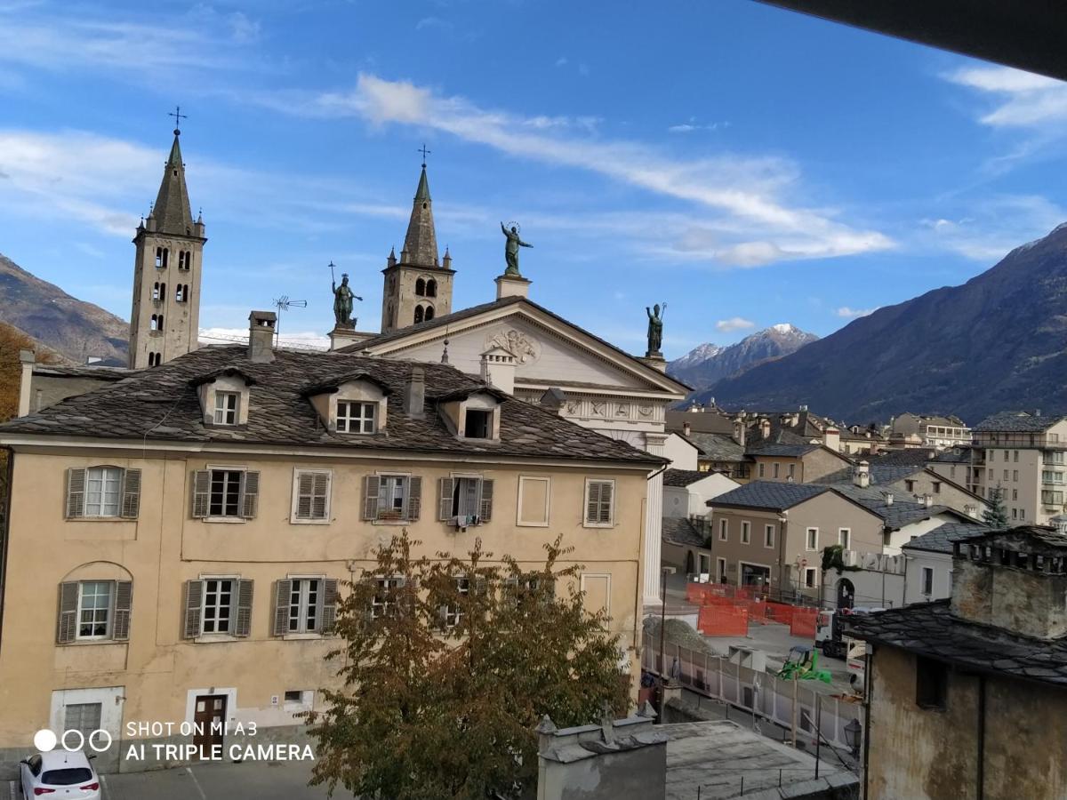 Un Oeil Sur La Cathedrale Apartment Aosta Exterior photo